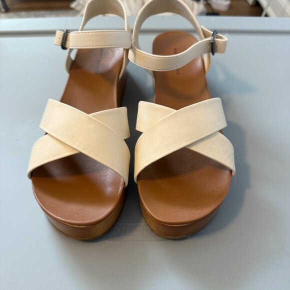American Eagle Platform Sandals - Size 9 - Picture 2 of 5